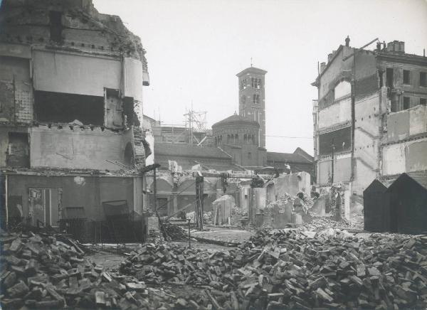 Veduta architettonica. Milano - Palazzo Visconti Modrone in via Cerva, 44