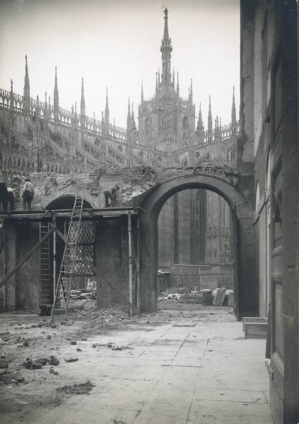 Veduta architettonica. Milano - Demolizione della Manica Lunga di Palazzo Reale