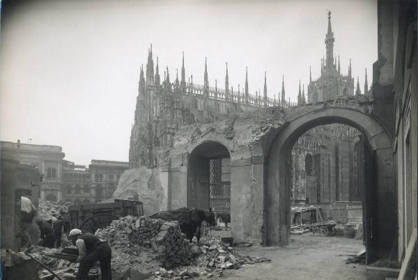 Veduta architettonica. Milano - Demolizione della Manica Lunga di Palazzo Reale