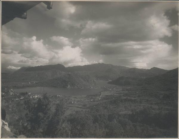 Paesaggio. Cadegliano Viconago - Panorama del Lago Ceresio da un rustico