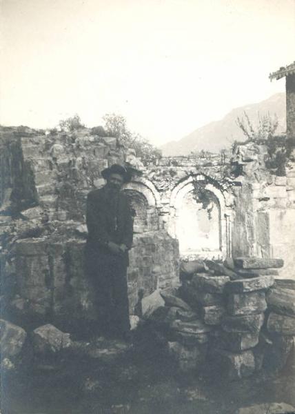 Ritratto ambientato. Lago di Como - Ossuccio - Isola Comacina - Ruderi della Basilica di S.Eufemia - Giuseppe Mentessi