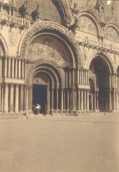 Veduta architettonica. Venezia - Basilica di S. Marco - Portale maggiore