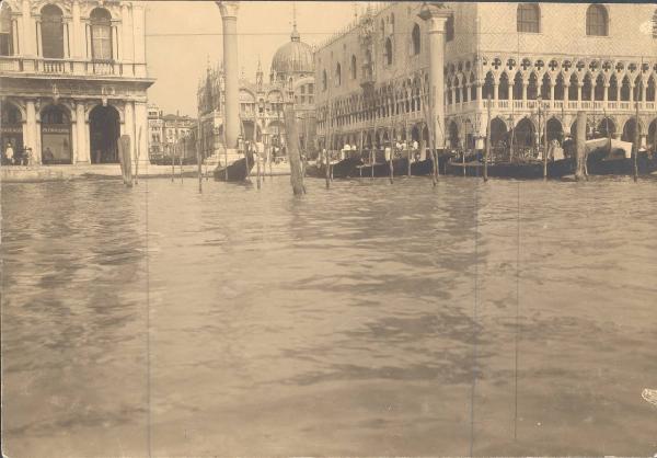 Veduta architettonica. Venezia - Palazzo Ducale e basilica di S. Marco