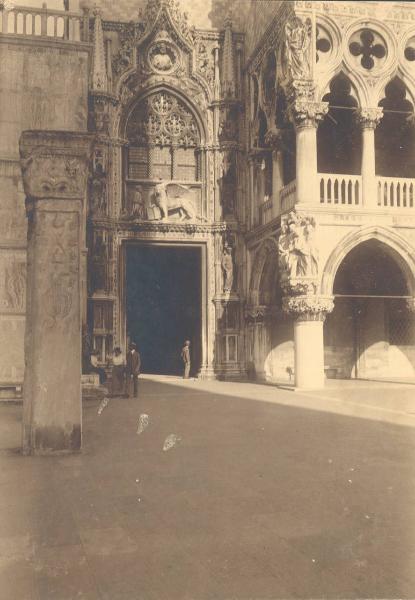 Veduta architettonica. Venezia - Palazzo Ducale - Porta della Carta - Pilastro di Acre