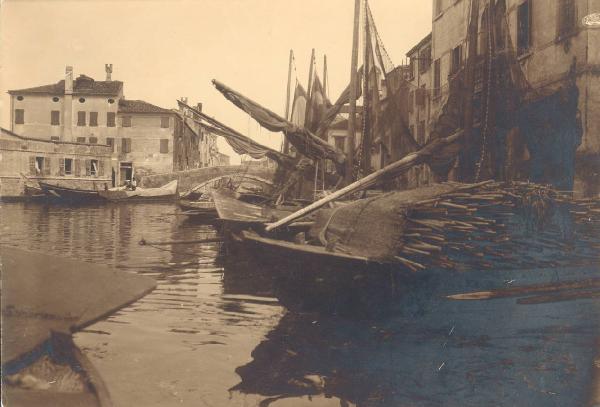 Paesaggio. Chioggia - Molo di attracco con pescherecci