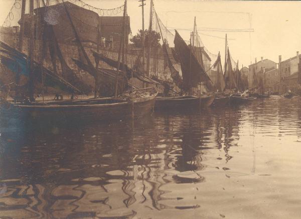 Paesaggio. Chioggia - Molo di attracco con pescherecci