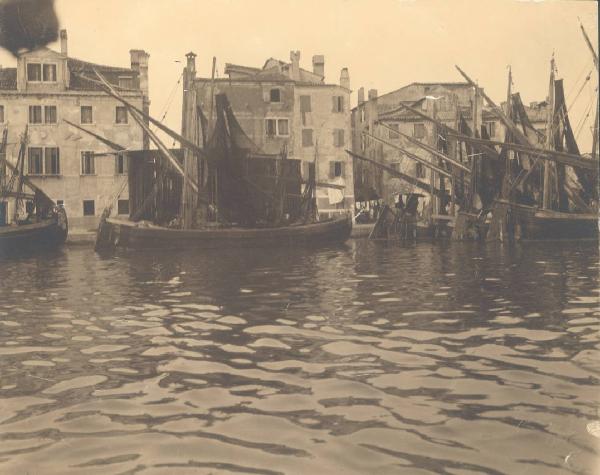 Paesaggio. Chioggia - Molo di attracco con pescherecci