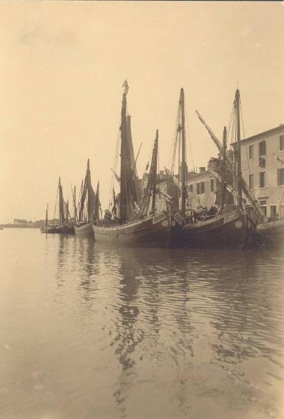 Paesaggio. Chioggia - Molo di attracco con pescherecci