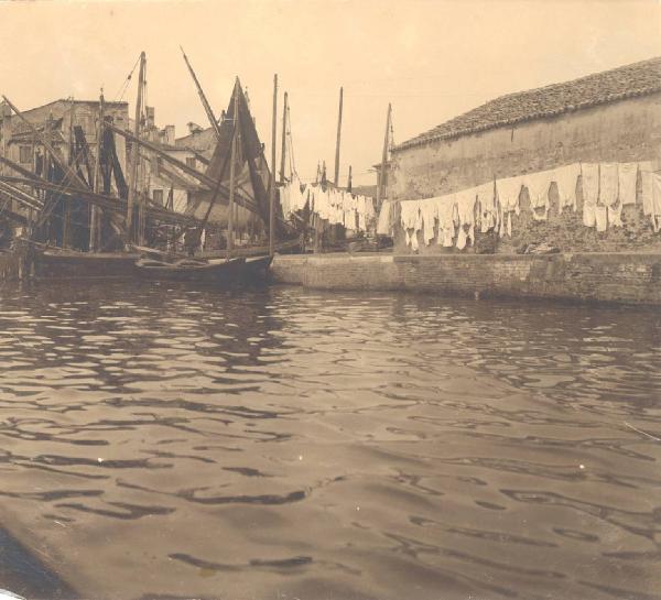 Paesaggio. Chioggia - Molo di attracco con pescherecci