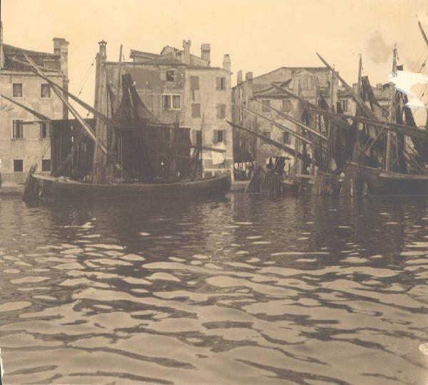 Paesaggio. Chioggia - Molo di attracco con pescherecci