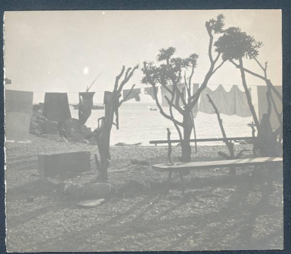 Genova. - Panni stesi in spiaggia