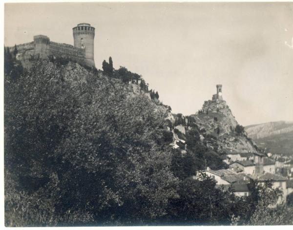 Paesaggio. Brisighella - Veduta di due colli con la Rocca