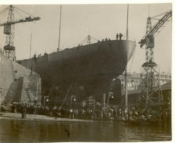 Genova - Porto - Nave militare Leonardo da Vinci - Gru