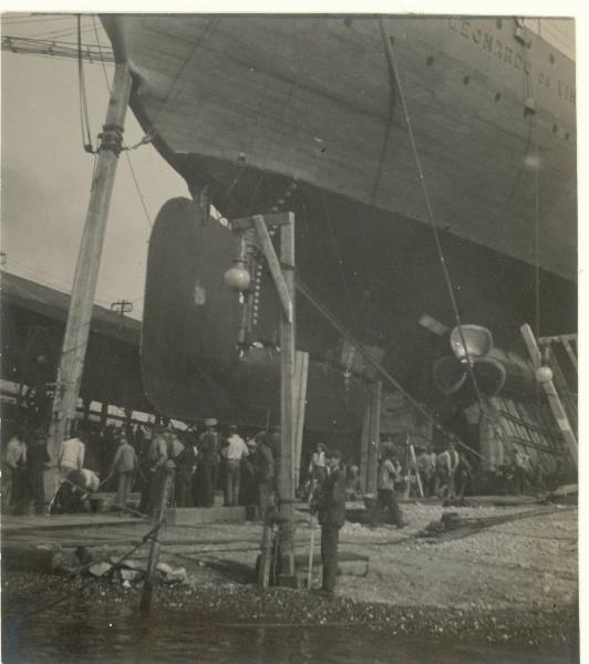 Genova - Porto - Nave militare Leonardo da Vinci - Operai al lavoro