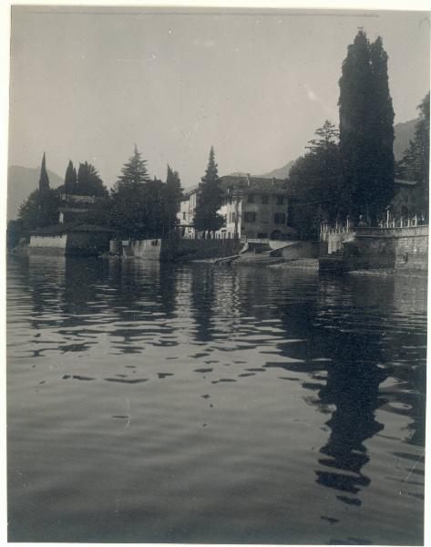 Paesaggio. Lago di Como - Scorcio di paese - Alberi