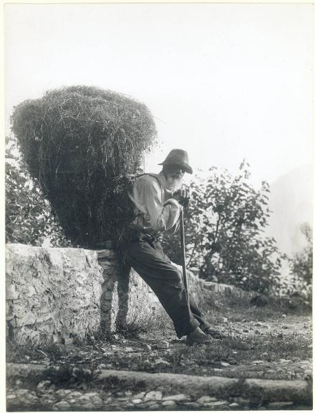 Paesaggio. Mandello del Lario - Somana - Sentiero - Uomo con gerla