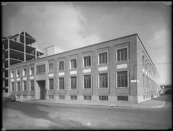 Veduta architettonica. Milano - Edificio in Via Zuretti 34