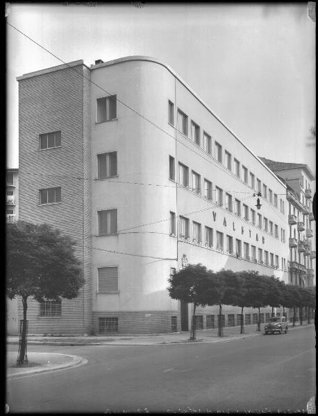 Veduta architettonica. Milano - Edificio Valstar in Via Ampère 30