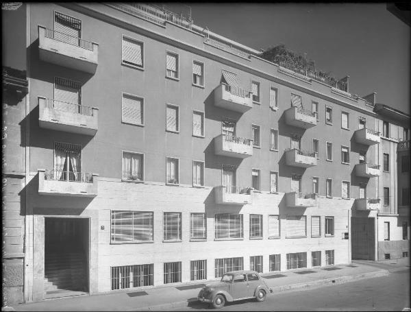 Veduta architettonica. Milano - Edificio in via Simone d'Orsenigo 7 e 9