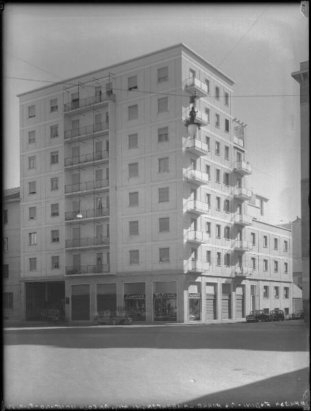 Veduta architettonica. Milano - Edificio in via Porro Lambertenghi angolo via Cola Montano