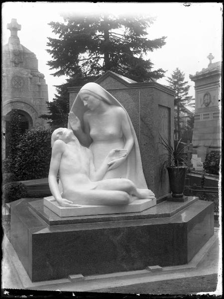 Riproduzione di opera d'arte. Milano - Cimitero monumentale - Sepoltura di Romolo Del Bò - Scultura: Pietà