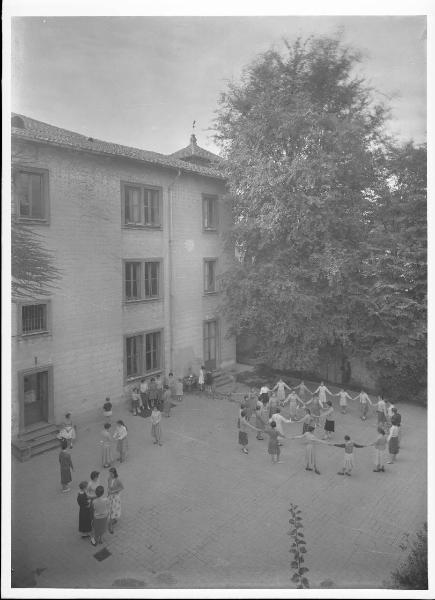 Veduta architettonica. Milano - Asilo Mariuccia - Cortile