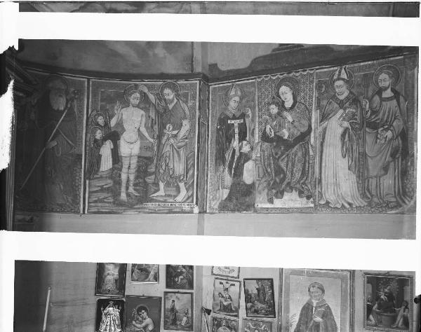 Riproduzione di opera d'arte. Mortara - Abbazia S. Albino - parete absidale / Affreschi di Giovanni da Milano: S. Antonio Abate - Battesimo di Gesù Cristo - Giovanni Battista - angeli - Sacra conversazione - Madonna in trono - Sant'Albino - San Giacomo - Sant'Agostino / Affresco: San Lorenzo. Dipinti: ex voto