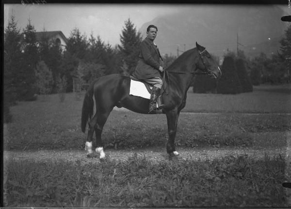 Ritratto maschile. Ercole Carcano a cavallo