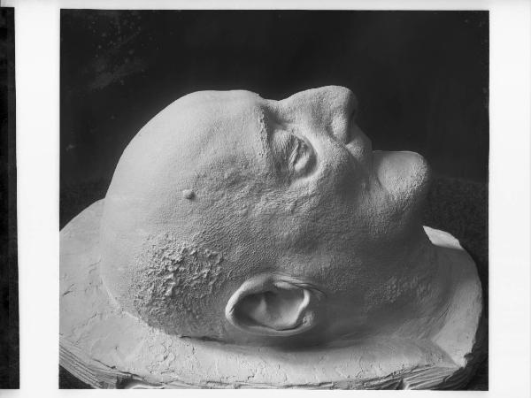 Riproduzione di opera d'arte. Calco funebre in gesso per la scultura di Arrigo Minerbi: "Maschera di D'Annunzio"