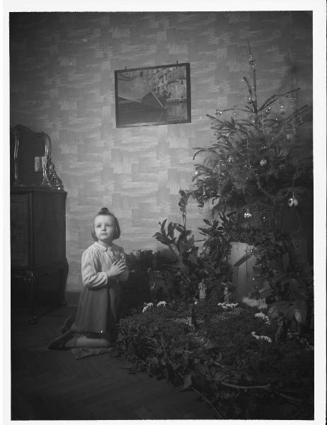 Ritratto infantile. Monti. Bambina in preghiera - Albero di Natale - presepio