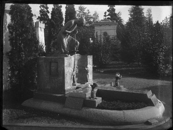 Riproduzione di opera d'arte. Scultura di Pietro Chiesa per la Tomba di Angelo Curione e Maria Curione Bastico (Milano - Cimitero monumentale)