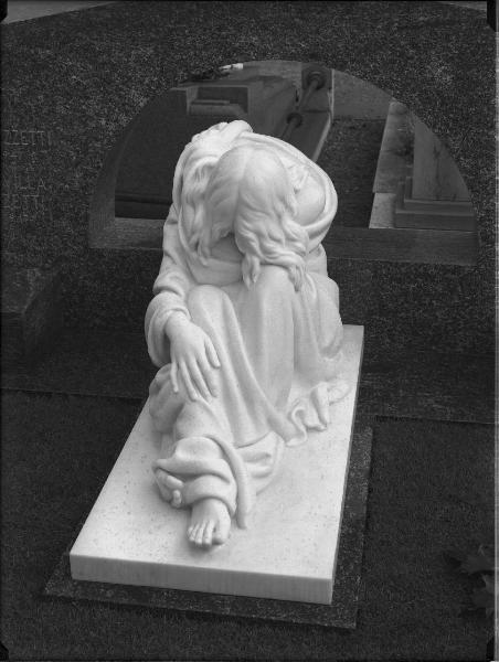 Riproduzione di opera d'arte. Milano - Cimitero monumentale - scultura di Arrigo Minerbi: Monumento funebre Mezzetti