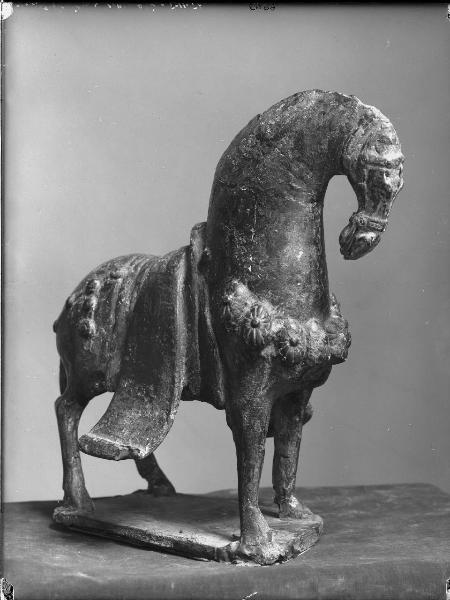 Riproduzione di opera d'arte estremo-orientale. Scultura: cavallo (commissione Galleria Papazian & Eskenazi di Milano)