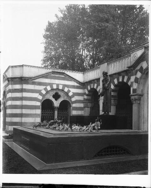 Riproduzione di opera d'arte. Milano - Cimitero Monumentale - Monumento Cusini - Scultura di Arrigo Minerbi: S. Francesco che predica agli uccelli