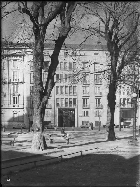 Veduta architettonica. Milano - Complesso residenziale in piazza Sant'Ambrogio