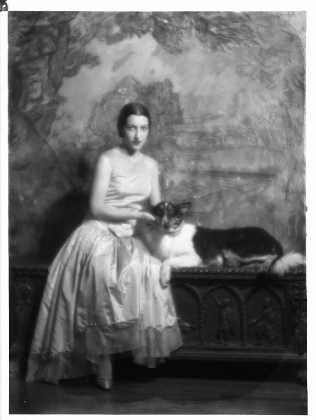 Ritratto femminile. Flora De Lys con cane