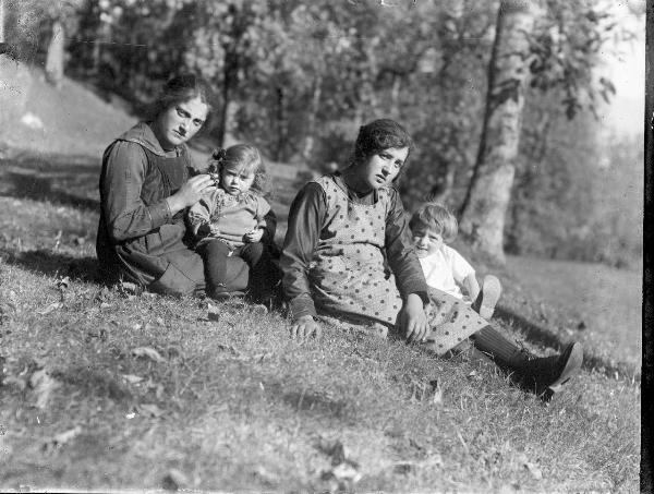 Ritratto famigliare. Santa Maria Maggiore - Buttogno. Famiglia Rastellini: due bambine con due donne