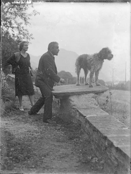 Ritratto di gruppo. Santa Maria Maggiore - Buttogno - Casa Rastellini: Guido Biancardi con la moglie e il cane