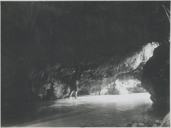 Paesaggio. Mandello del Lario - Somana - Interno di una grotta