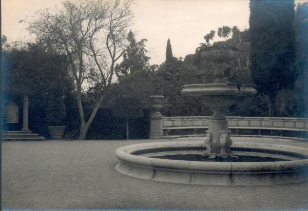 Veduta architettonica. Ventimiglia - La Mortola - Giardini botanici Hanbury - Fontana e campana giapponese