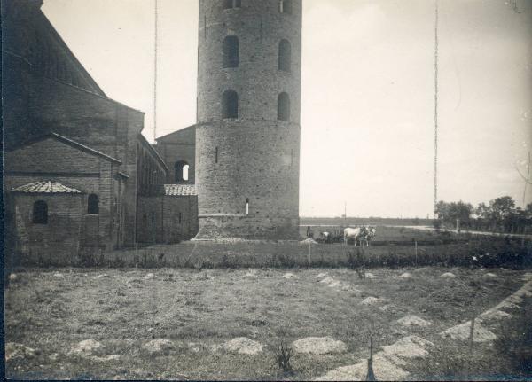 Paesaggio. Ravenna - Contadini nei campi adiacenti la basilica di S. Apollinare in Classe