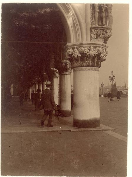 Veduta architettonica. Venezia - Piazza S. Marco - Portici del palazzo ducale