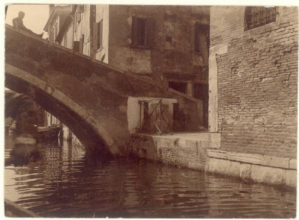 Veduta architettonica. Venezia - Ponte su canale