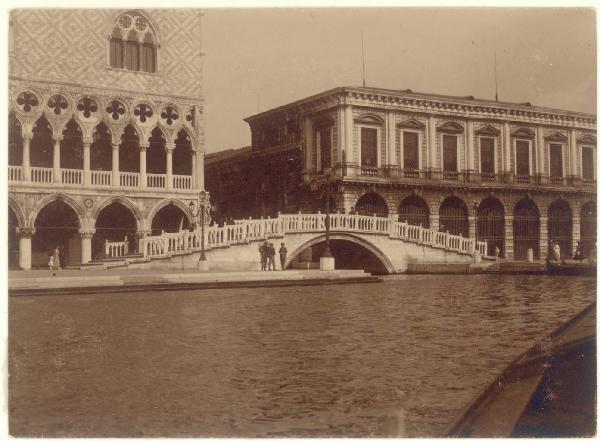 Veduta architettonica. Venezia - Palazzo ducale - Riva degli Schiavoni - Ponte dei Sospiri