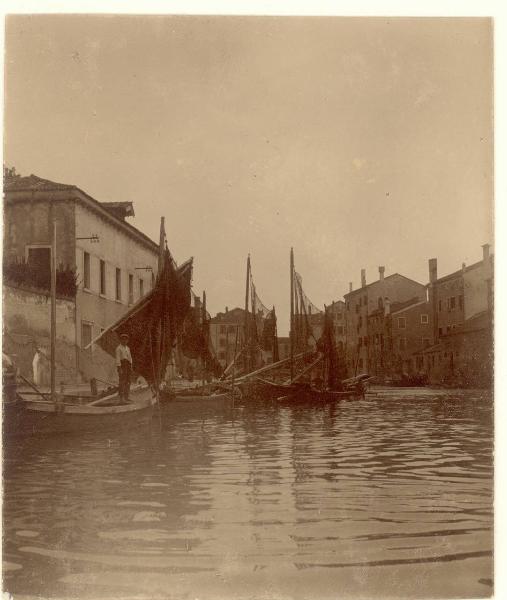 Paesaggio. Chioggia - Molo di attracco con pescherecci