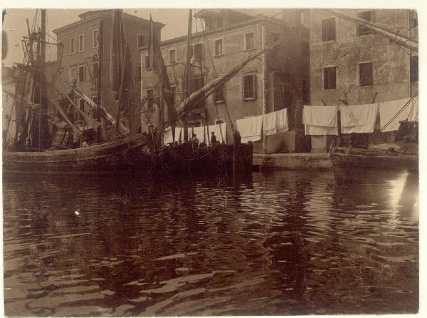 Paesaggio. Chioggia - Molo di attracco con pescherecci