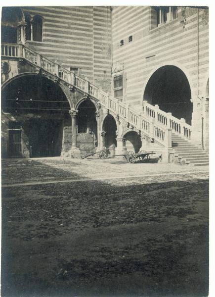 Veduta architettonica. Verona - Palazzo del comune o della Ragione - Scala della Ragione