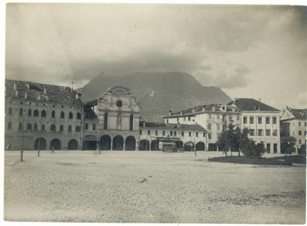 Paesaggio urbano. Belluno - Piazza dei Martiri o Campedel - Chiesa di San Rocco