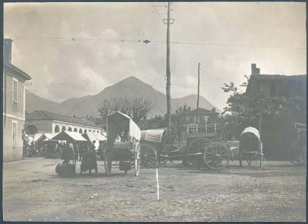 Paesaggio. Erba - Incino - Piazza con mercato