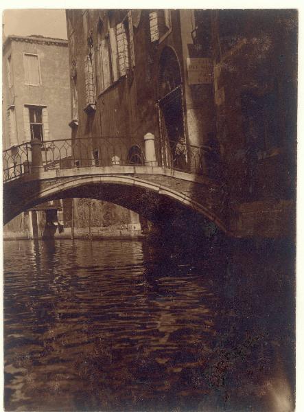 Veduta architettonica. Venezia - Ponte su un canale